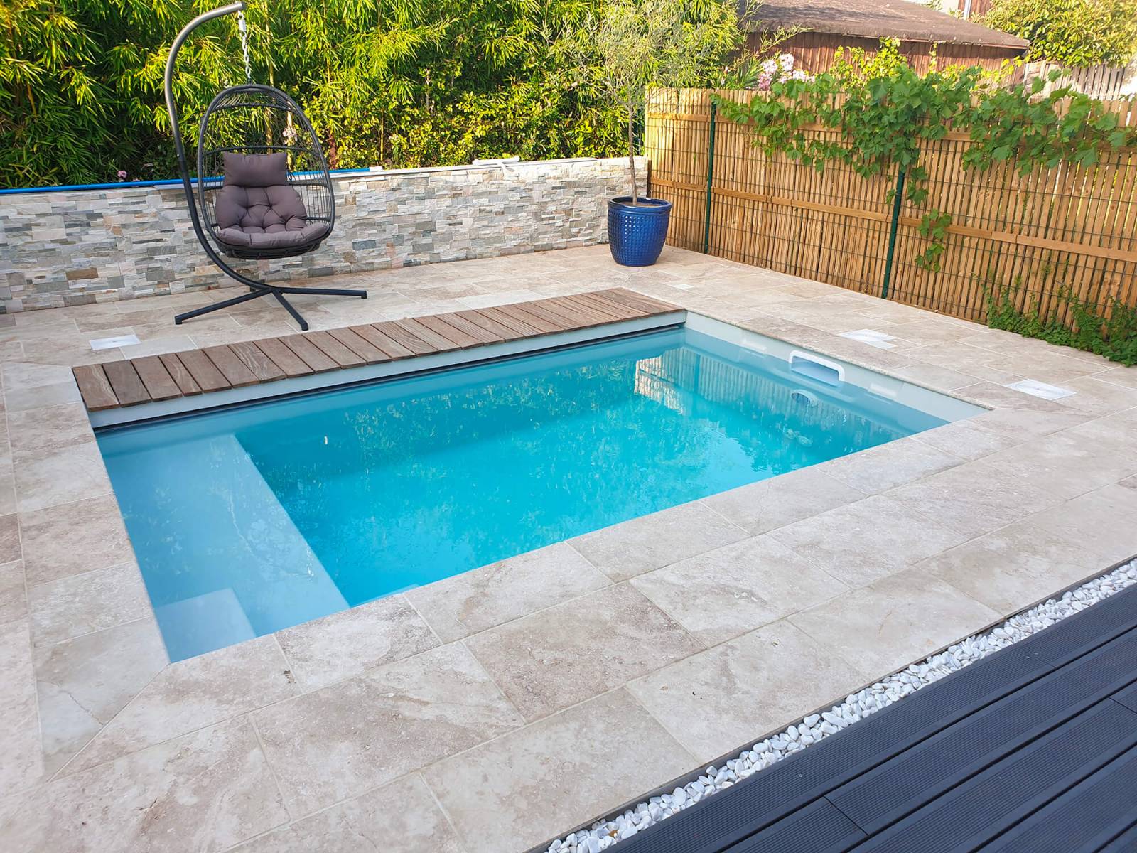 Piscine de jardin en fin de journée, maison en arrière-plan