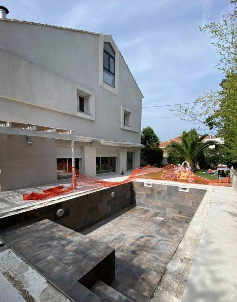 Rénovation de revêtement intérieur de piscine béton avec un carrelage bali à Bouc Bel Air dans les Bouches-du-Rhône