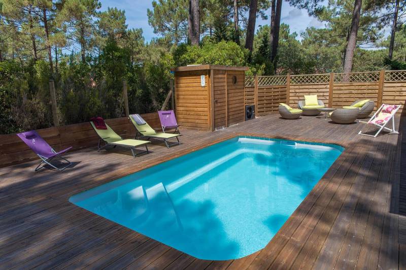 Pose piscine coque avec escaliers et volet immergé à Aix en Provence et dans les Bouches-du-Rhône - BORA